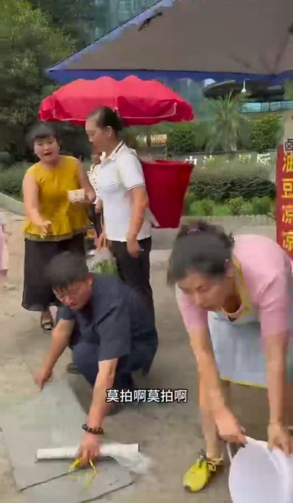 主力配资炒股 网红拍“剧情演绎”视频致早餐摊主被网暴 抖音官方独家回应：两个涉事账号禁言30天
